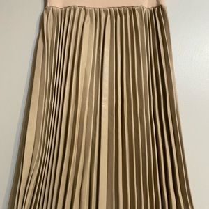 Selling brand new skirt.